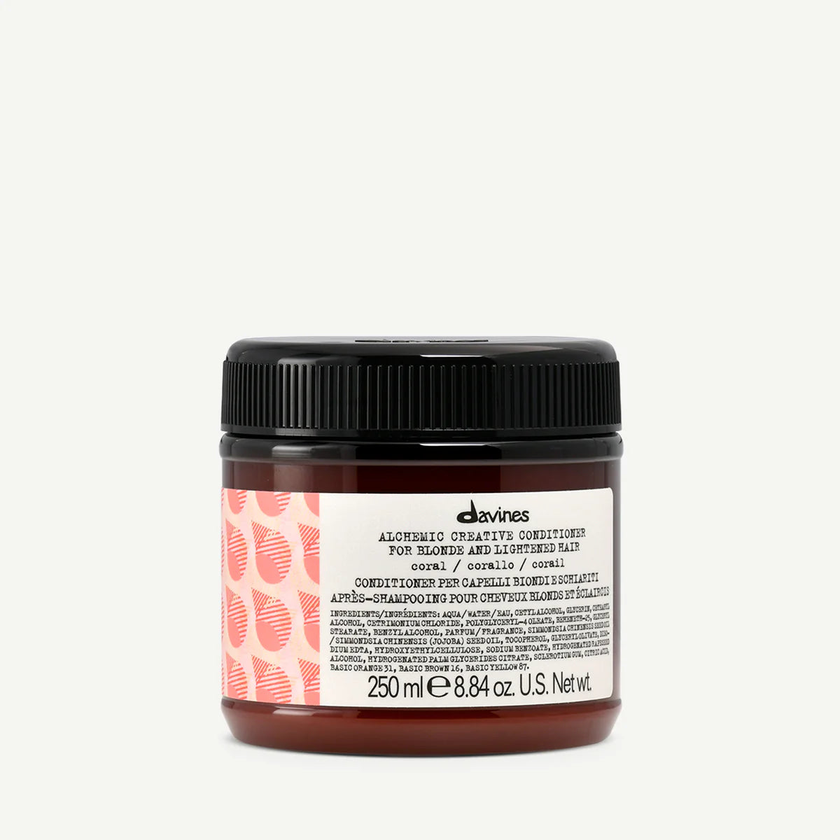 Alchemic Creative Conditioner Coral i en brun plastburk med svart lock, en balsam för blont och ljusfärgat hår från Davines med korallfärgad design på etiketten.