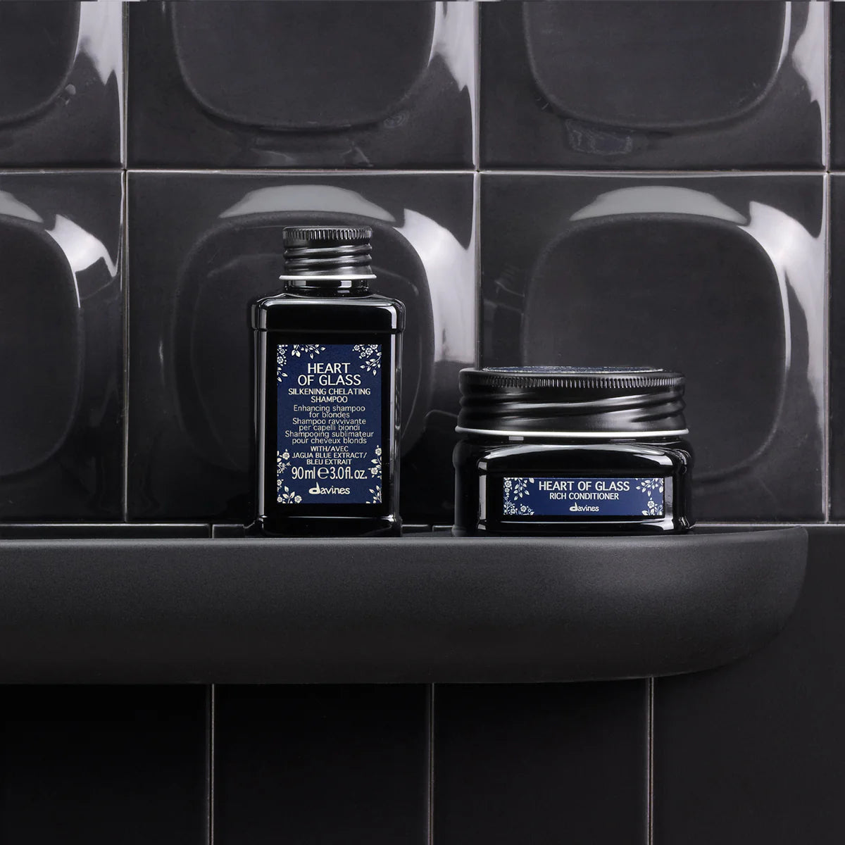 Heart of Glass Rich Conditioner i svart burk och flaska på svart hylla mot svart kakel, miljövänlig hårinpackning och balsam.