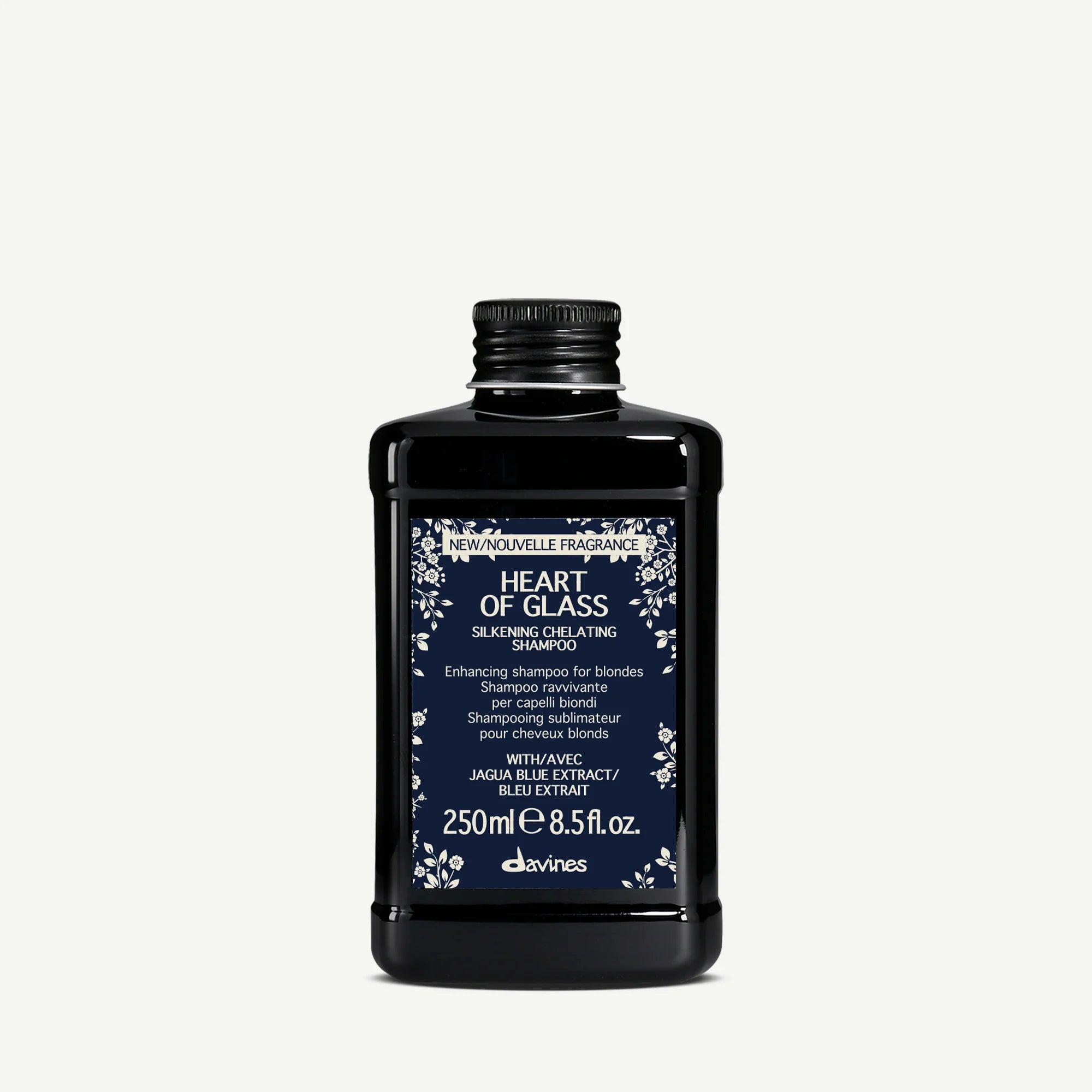Flaska med Heart of Glass Silkening Shampoo, ett milt schampo utformat för blont hår som ger glans och vård med blå extrakt.
