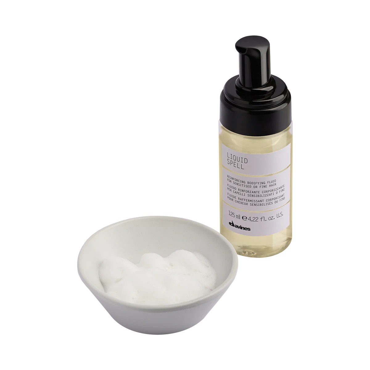 Liquid Spell volymgivande skum för fint hår från Davines, med pumpflaska och skum i vit skål, miljövänlig hårvårdsprodukt för styling.