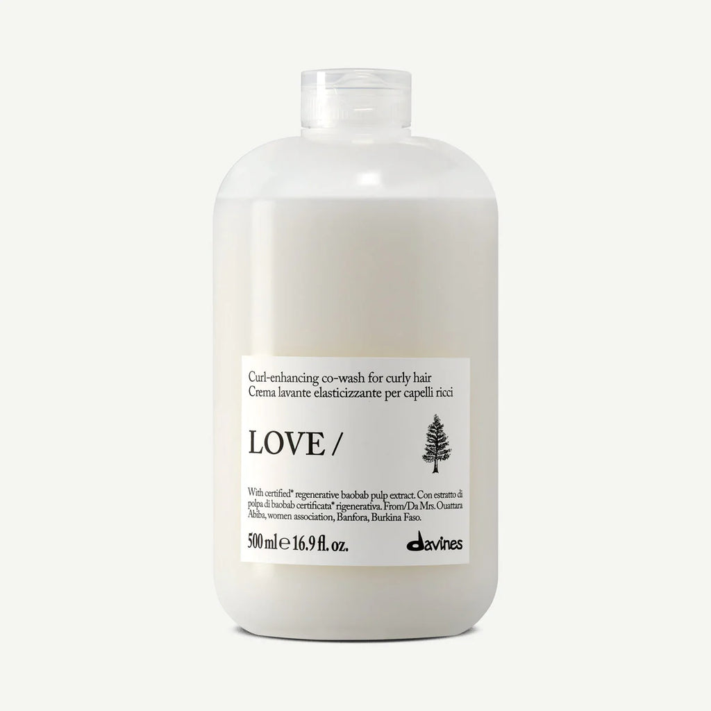 Flaska med Love Curl Enhancing Co-Wash, en mild balsam för att vårda och framhäva lockigt hår med naturliga och miljövänliga ingredienser från Davines.