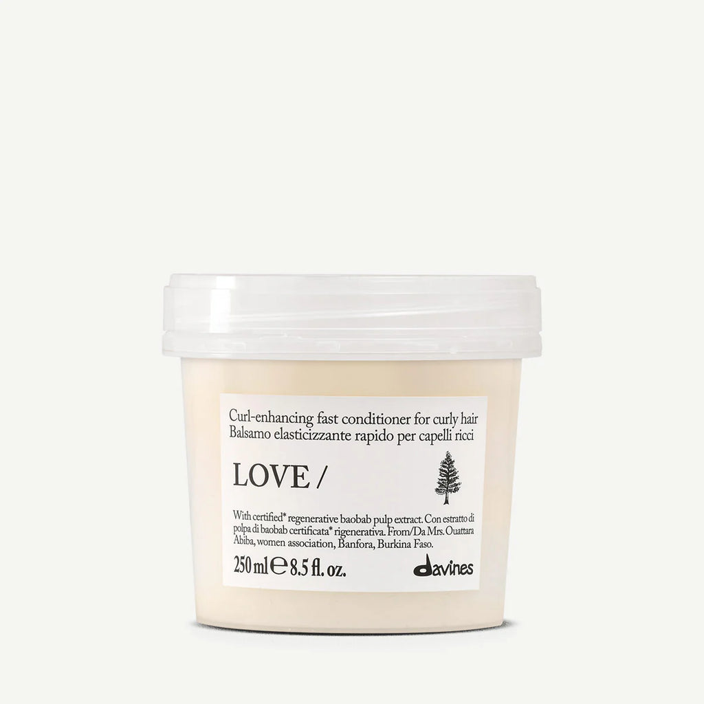 Love Curl Enhancing Fast Conditioner i en miljövänlig förpackning, ett balsam som snabbt framhäver och vårdar lockigt hår med återfuktande egenskaper.