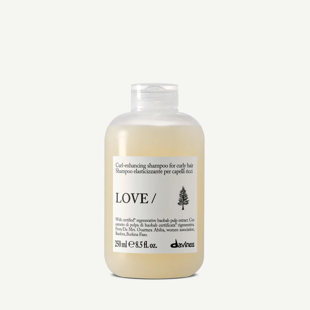Flaska med Love Curl Enhancing Shampoo för lockigt hår, en mild och miljövänlig schampo som definierar och vårdar lockarna.