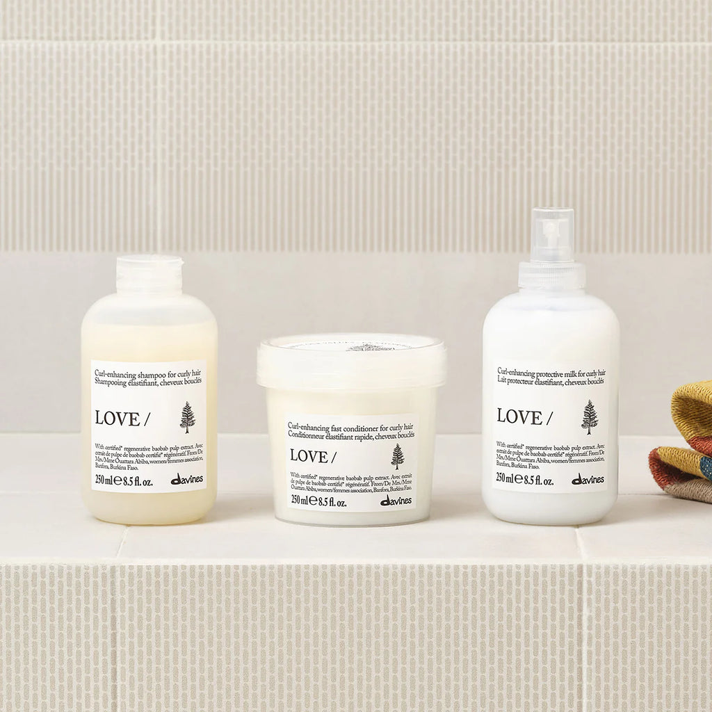 Love Curl Enhancing Shampoo med tillhörande balsam och stylingprodukt i miljövänliga förpackningar för definierade lockar och återfuktat hår.