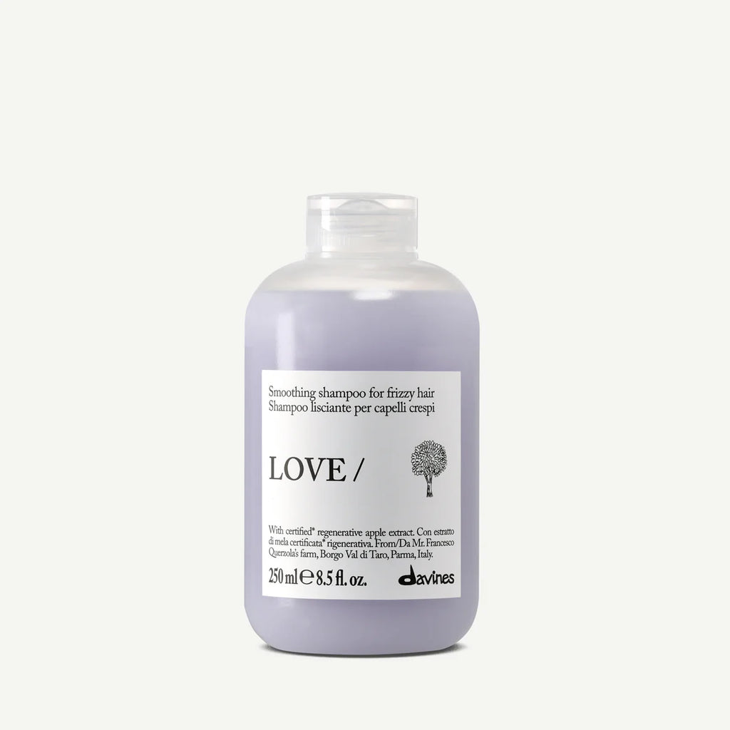 Love Smoothing Shampoo i en stilren flaska med lila innehåll, en miljövänlig hårvårdsprodukt som hjälper till att mjuka upp frissigt hår.