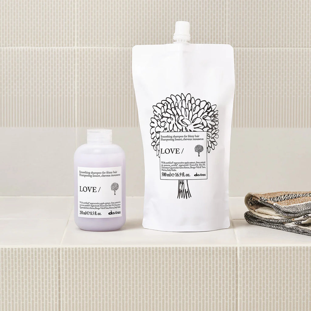 Love Smoothing Shampoo i praktisk förpackning för miljövänlig och effektiv hårvård, perfekt för att ge ditt hår mjukhet och glans.