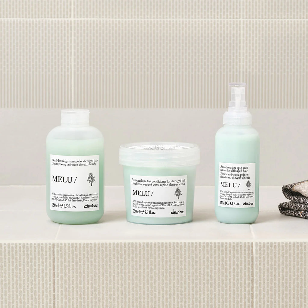 Produktbild med Melu Anti-Breakage Shampoo tillsammans med matchande balsam och hårinpackning i miljövänliga hårvårdsprodukter från Davines.