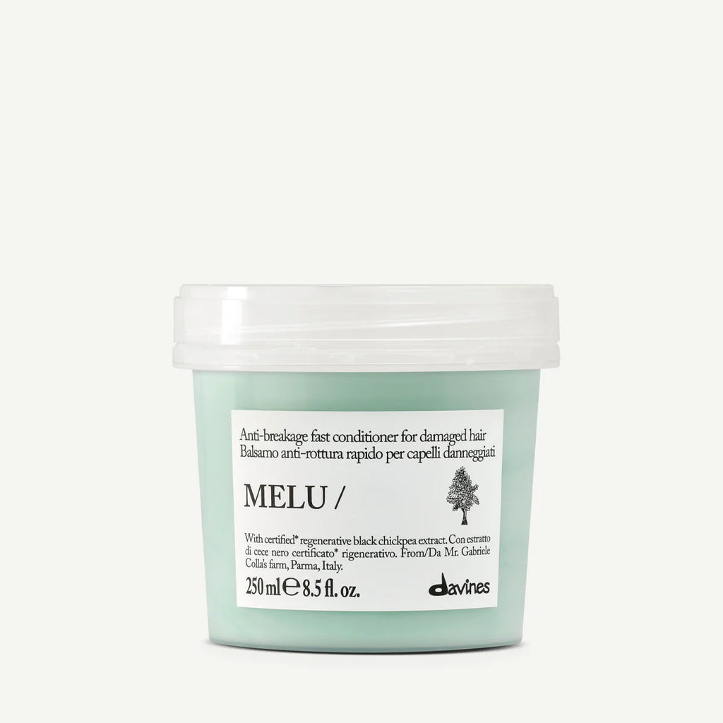 Melu Anti-Breakage Fast Conditioner i en grön tub, en balsam för skadat hår med regenererande extrakt från svart kikärta, från Davines.