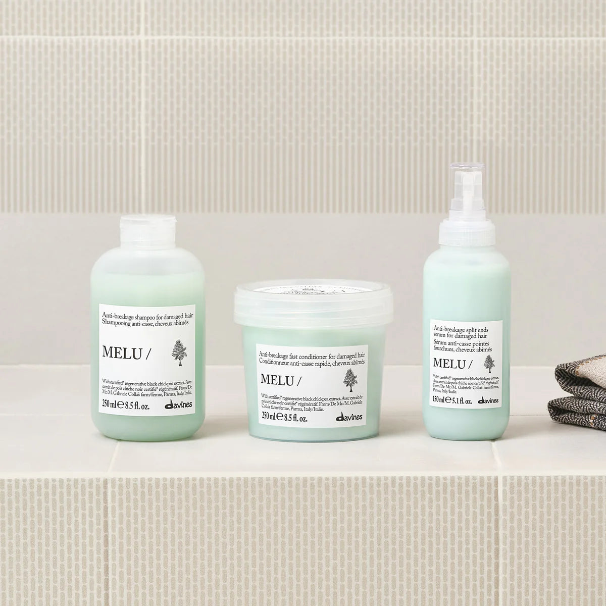 Melu Anti-Breakage Fast Conditioner i en ljusgrön förpackning tillsammans med matchande hårvårdsprodukter, designade för skadat hår och miljövänlig hårvård.