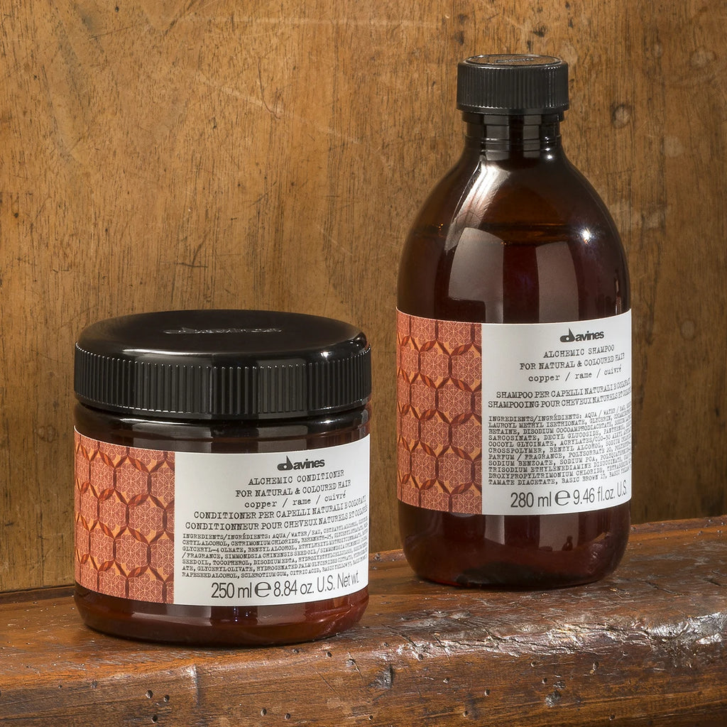 Alchemic Conditioner Copper balsam och schampo i miljövänliga förpackningar på träyta, designade för att vårda och stärka kopparfärgat hår.